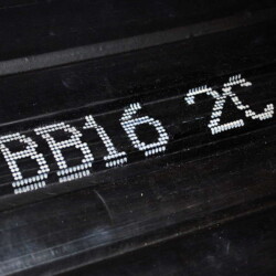 Marcaje tubo con tinta blanca pigmentada Marcaje tubo tinta blanca pigmentada DOD